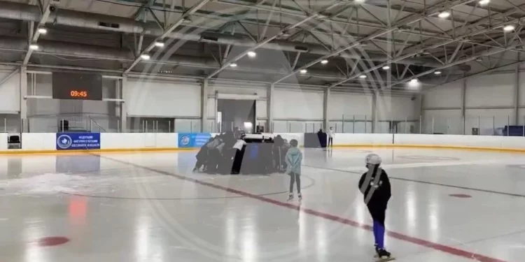 Изображение для новости: Костанайские дети-спортсмены толкают лёдоуборочную машину