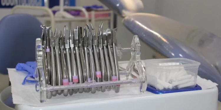 стоматолог