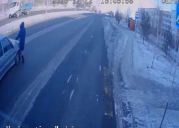 Изображение для новости: Автомобиль сбил женщину. Жуткое видео распространяют костанайцы