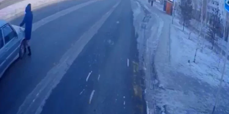 Изображение для новости: Автомобиль сбил женщину. Жуткое видео распространяют костанайцы