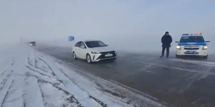 Изображение для новости: Метель стеной: в Костанайской области спасли колонну из 100 автомобилей