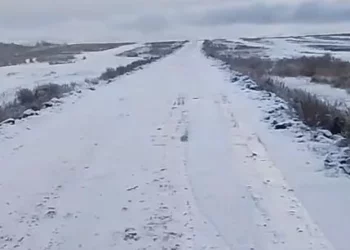 Изображение для новости: «Фуры встали с первым снегом»: в районе Костанайской области транспорт не может проехать