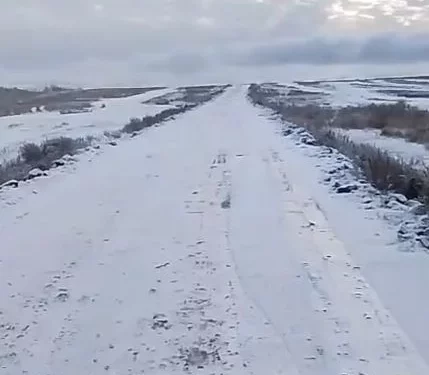 Изображение для новости: «Фуры встали с первым снегом»: в районе Костанайской области транспорт не может проехать