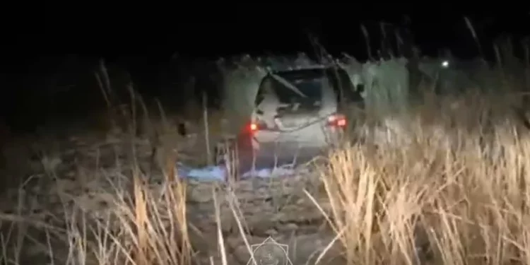 Изображение для новости: Спасатели вытащили фуру из кювета и рыбаков из грязевого плена в Костанайской области