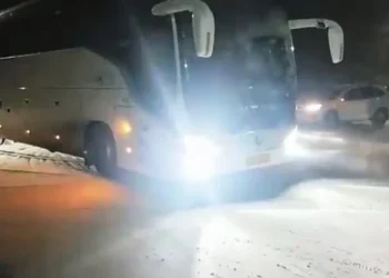 Изображение для новости: Буран на трассе: 47 пассажиров, включая детей, получили помощь костанайской полиции