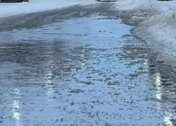 Изображение для новости: Улицу Алтынсарина заливает: коммунальщики срочно устраняют аварию