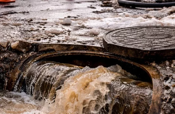 Изображение для новости: Из-за изношенных труб в Костанае произошла утечка воды