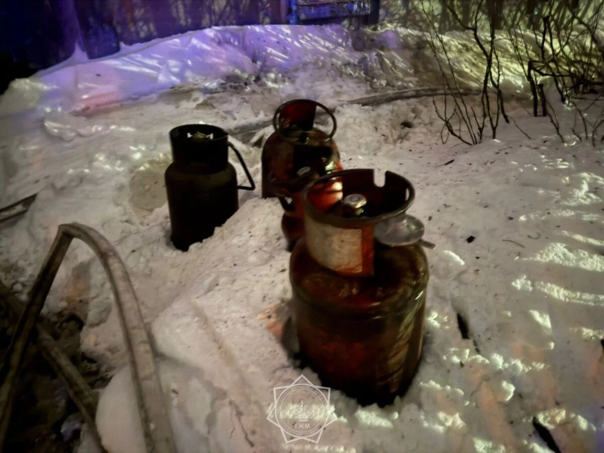 Изображение 1 для При пожаре в Сарыкольском районе спасатели вынесли четыре газовых баллона