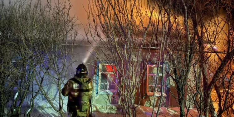 Изображение для новости: При пожаре в Сарыкольском районе спасатели вынесли четыре газовых баллона