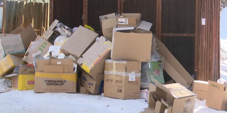 Изображение для новости: Мусорный конфликт: жители требуют разделить площадки с предпринимателями