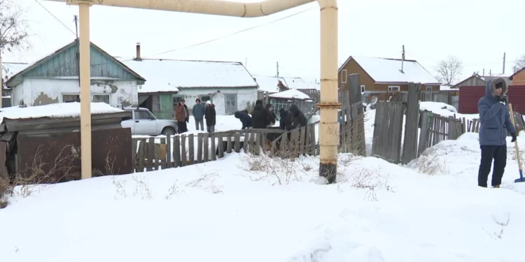 Изображение для новости: «Снежный десант» в Костанае: более 200 студентов вышли на помощь пенсионерам