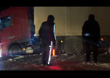 Изображение для новости: На трассе Костанай – Карабутак большегруз съехал в кювет: помощь оказали патрульные