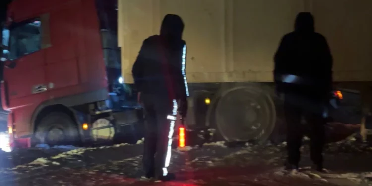 Изображение для новости: На трассе Костанай – Карабутак большегруз съехал в кювет: помощь оказали патрульные