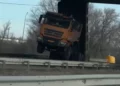 Изображение 2 для Грузовик застрял под мостом в Костанае: ДТП на выезде