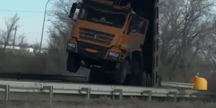 Изображение для новости: Грузовик застрял под мостом в Костанае: ДТП на выезде