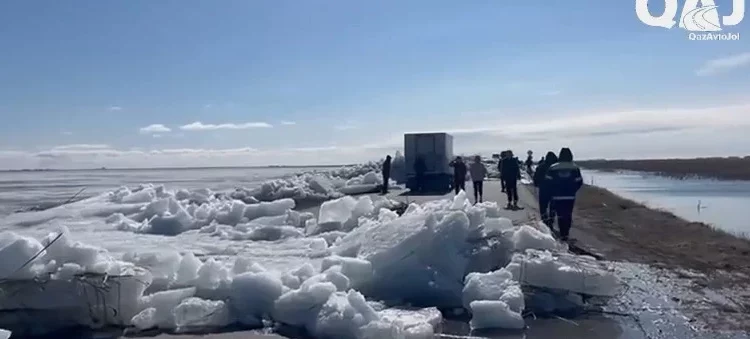 Изображение для новости: Неожиданно: лёд с озера вышел на трассу «Костанай-Кокшетау»