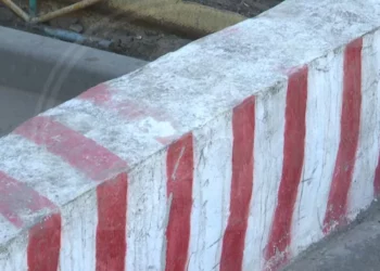 Изображение для новости: Самовольно и опасно: в Костанае перекрыли проезд во дворе