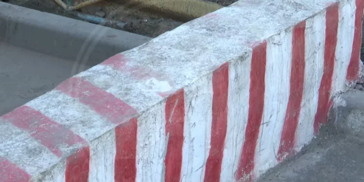 Изображение для новости: Самовольно и опасно: в Костанае перекрыли проезд во дворе