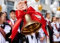 Изображение 2 для «До мурашек»: вальс выпускников с мамами и папами растрогал зрителей в селе Костанайской области