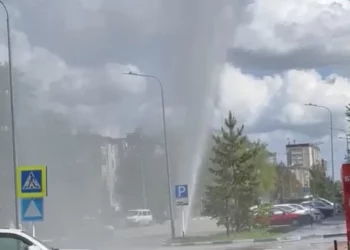 Изображение для новости: Фонтан воды забил из-под земли в Костанае