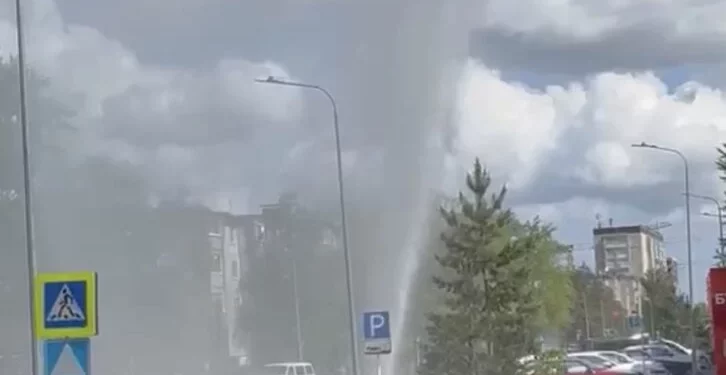 Изображение для новости: Фонтан воды забил из-под земли в Костанае