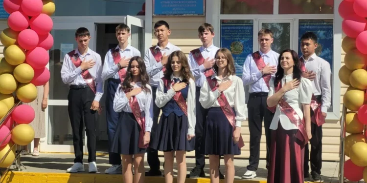 Изображение для новости: «Отпускаю своих детей»: учитель не сдержала слёз на последнем звонке в Костанайской области