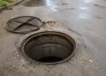 Изображение 2 для Открытые люки, парковка и хлам во дворах: в Казахстане обновили правила благоустройства