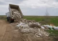 Изображение 2 для В Костанайской области за выброшенный в поле мусор назначили штраф почти в миллион тенге