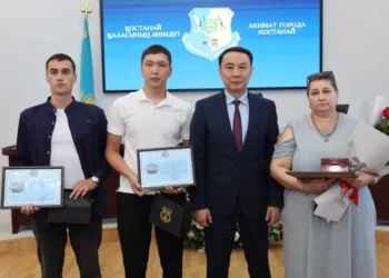 Изображение для новости: Троих жителей Костанайской области наградили за спасение ребёнка
