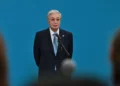 Изображение 2 для Токаев: мужчины должны пожимать руки, а не обниматься