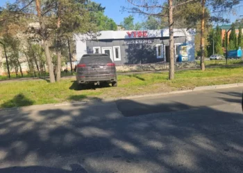 Изображение для новости: Ваши новости: автомобиль припарковали на газоне у тротуара в Костанае