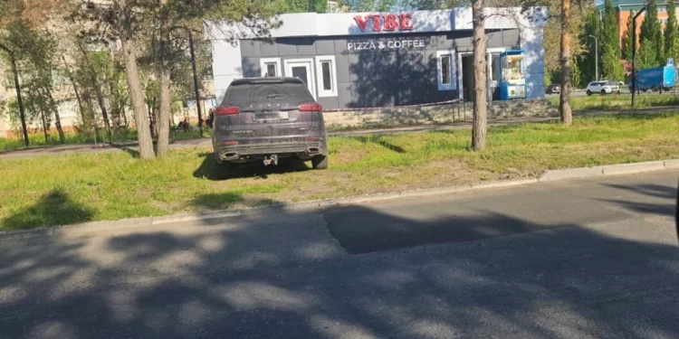 Изображение для новости: Ваши новости: автомобиль припарковали на газоне у тротуара в Костанае