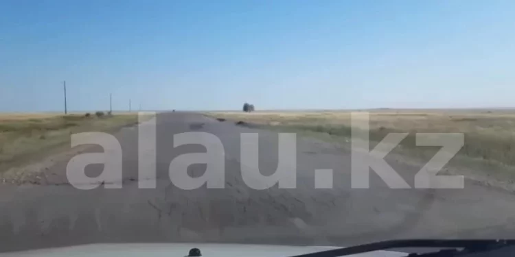 Изображение для новости: Ваши новости: водители показали разбитую дорогу к Наурзумскому заповеднику