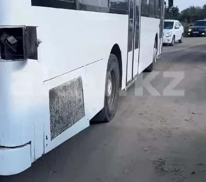 Изображение для новости: Ваши новости: дачные автобусы застревали у пляжа «Мишутка» из-за припаркованных машин