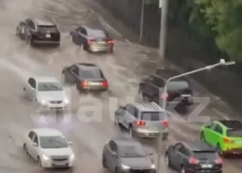 Изображение для новости: Ваши новости: после ливня вода хлынула по улицам Костаная