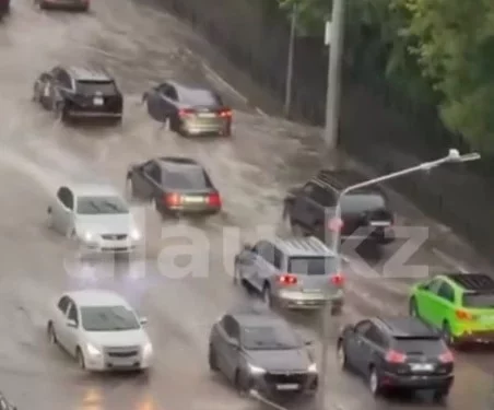 Изображение для новости: Ваши новости: после ливня вода хлынула по улицам Костаная