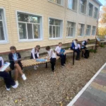 Изображение 2 для Читающую аллею с QR-библиотекой и солнечной станцией открыли в школе Костанайской области